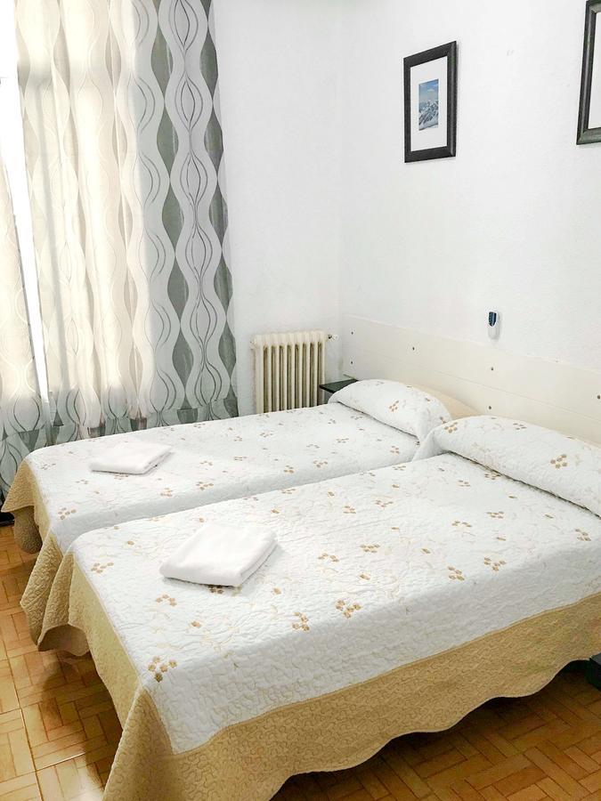 Hostal Los Arcos Madrid Bagian luar foto